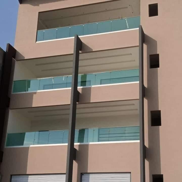 Immeuble avec garde-corps en verre teinté