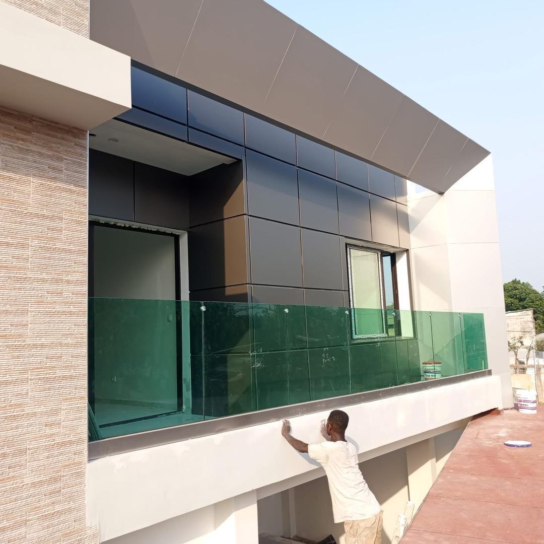 Façade en bardage aluminium composite et garde-corps en verre